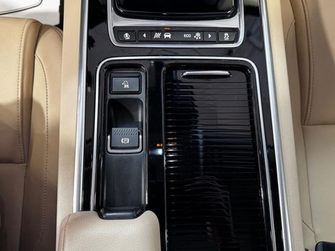 Used 2018 Jaguar XF Premium RWD image 23