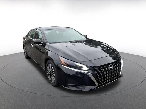 Used 2025 Nissan Altima 2.5 SV FWD image 3