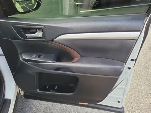 Used 2018 Toyota Highlander XLE FWD image 34