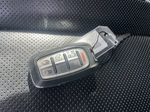 Used 2023 Chrysler Pacifica Limited image 10