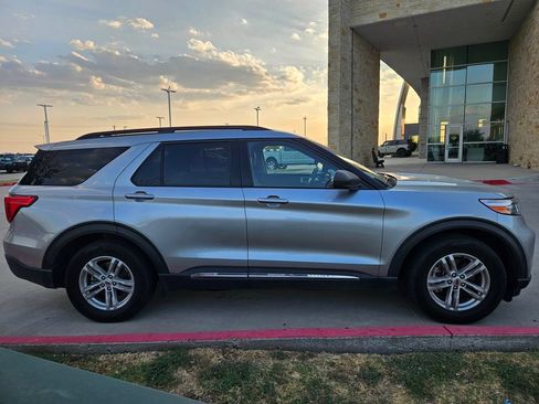 Used 2022 Ford Explorer XLT w/ Equipment Group 202A RWD image 6