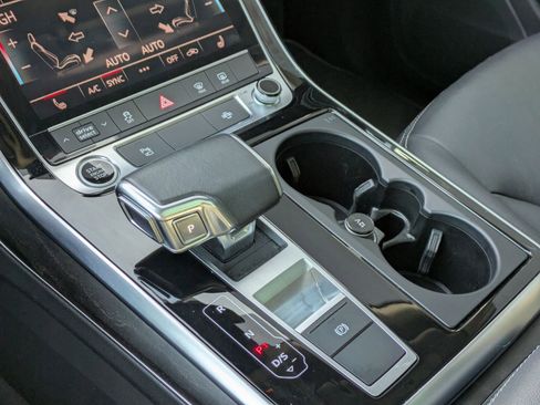 Used 2023 Audi Q8 Premium image 20