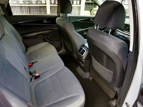 Used 2020 Kia Sorento AWD V6 image 19