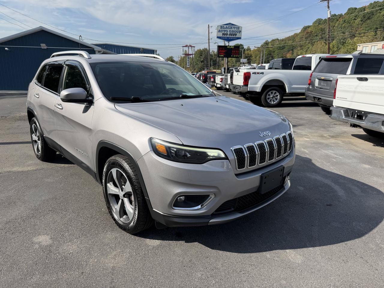Used 2019 Jeep Cherokee Limited AWD/4WD image 3