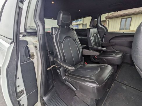 Used 2020 Chrysler Pacifica Touring-L AWD/4WD image 13