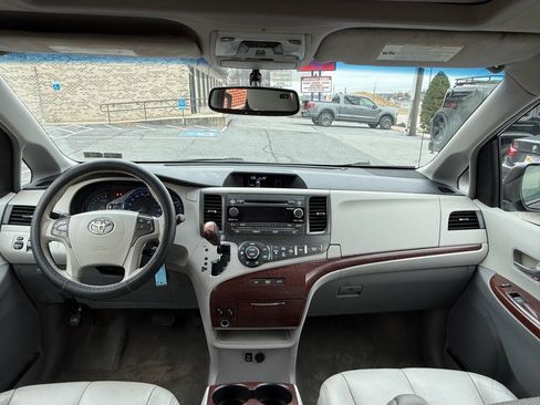 Used 2014 Toyota Sienna XLE image 24