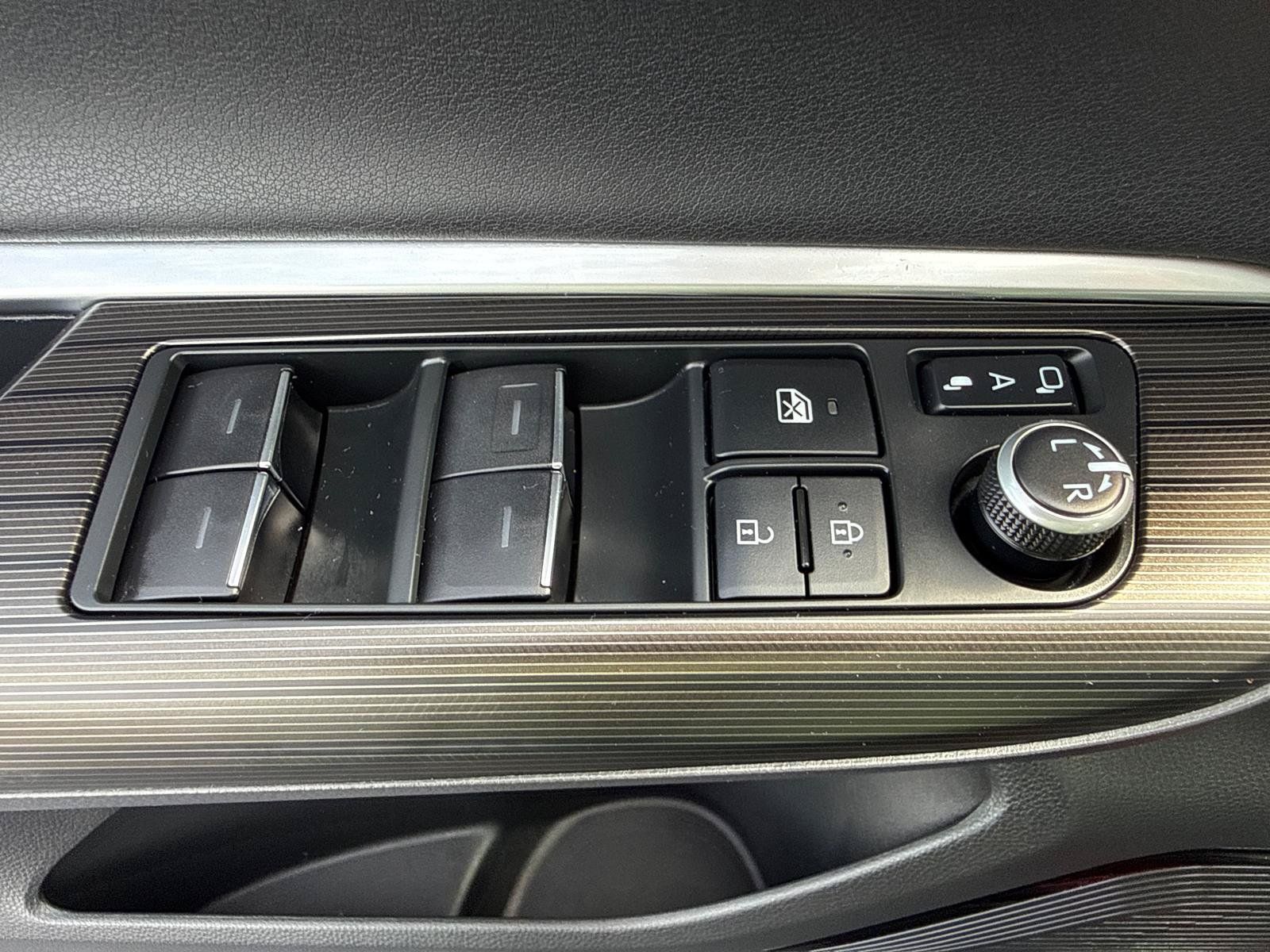Used 2023 Toyota Venza Nightshade AWD/4WD image 11