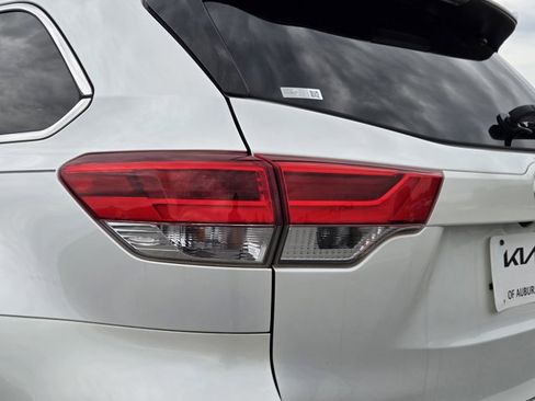 Used 2019 Toyota Highlander Limited FWD image 9