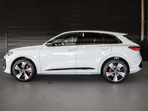 New 2025 Audi SQ5 Prestige image 14