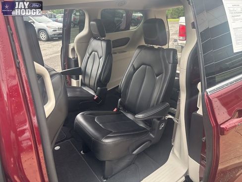 Used 2023 Chrysler Pacifica Touring-L FWD image 9