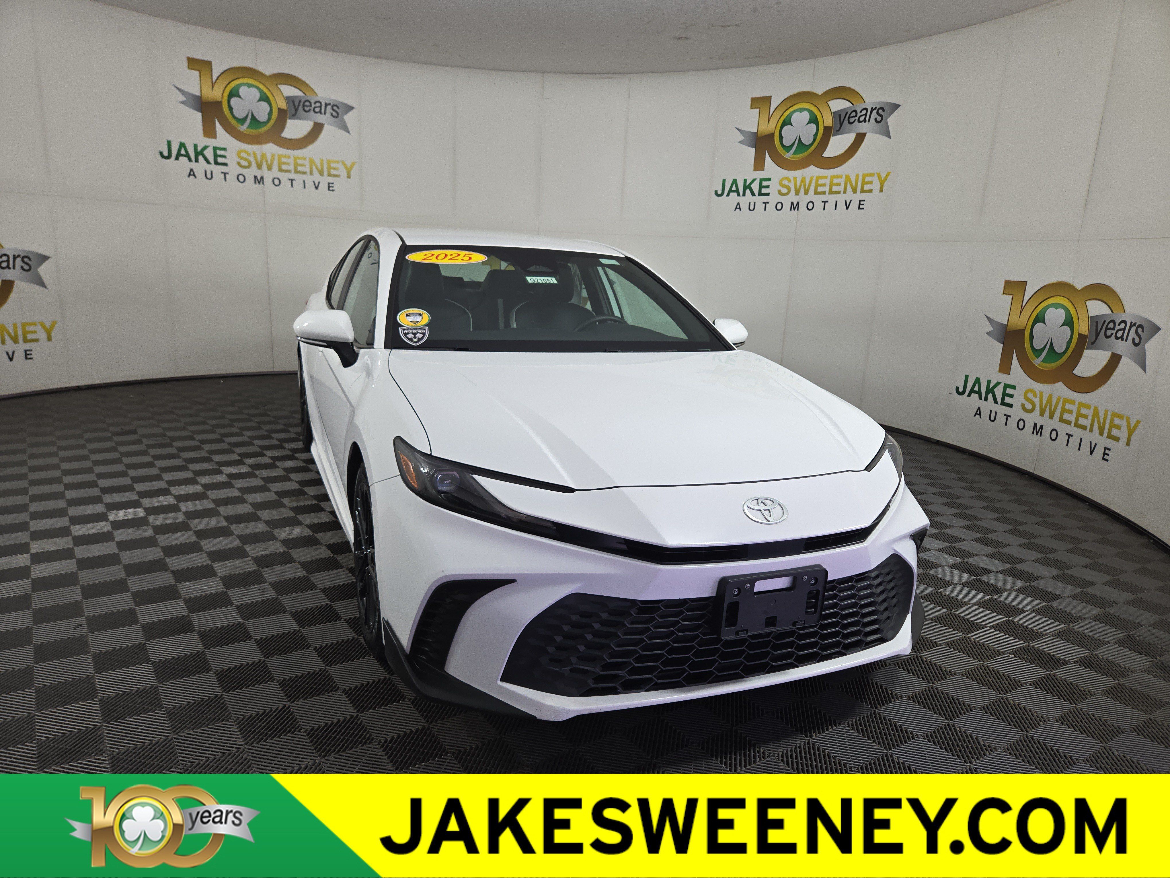 Used 2025 Toyota Camry SE FWD image 1