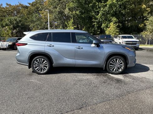 Used 2021 Toyota Highlander Platinum image 11
