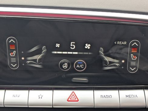 Used 2025 Genesis GV70 2.5T w/ Sport Prestige Package AWD/4WD image 25