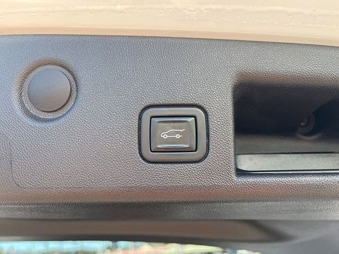 Used 2023 Chevrolet Equinox LT image 38