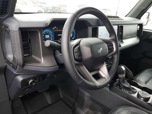 Used 2025 Ford Bronco Badlands image 16