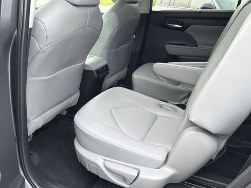 Used 2023 Toyota Highlander XLE AWD/4WD image 20