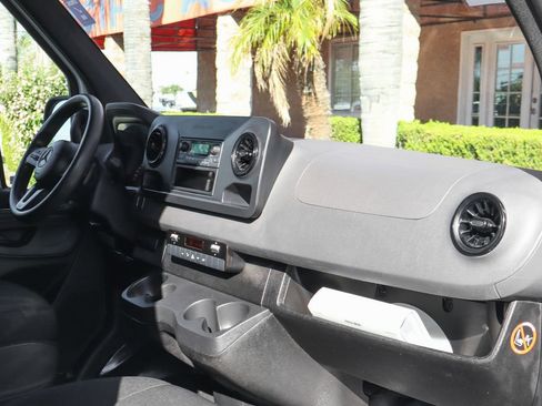 Used 2019 Mercedes-Benz Sprinter 2500 image 33