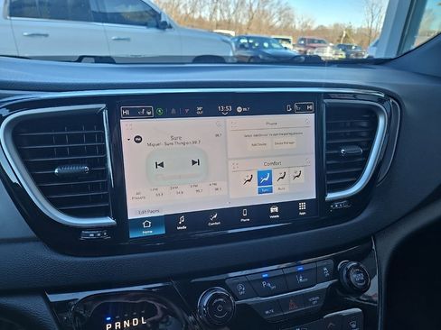 Used 2025 Chrysler Pacifica Select image 46