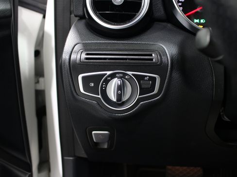 Used 2019 Mercedes-Benz GLC 300 4MATIC image 10