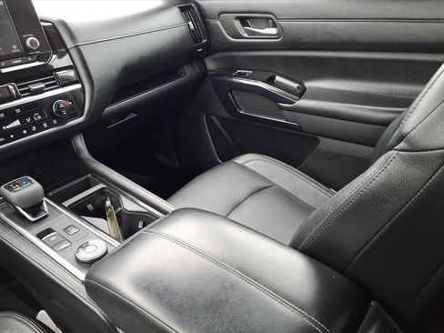 Used 2022 Nissan Pathfinder SV image 19