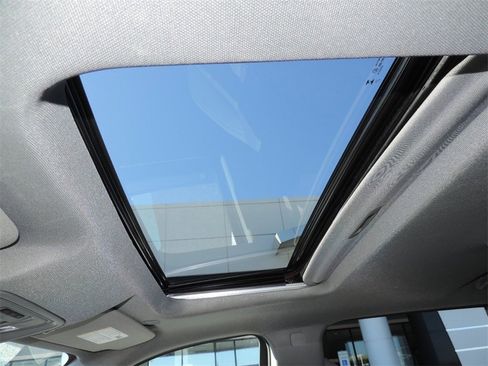 Certified 2025 GMC Sierra 1500 SLT image 9