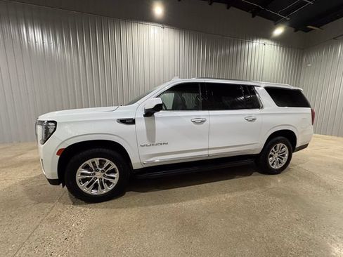 Used 2023 GMC Yukon XL SLT AWD/4WD image 2