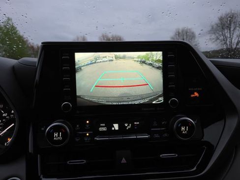 Used 2021 Toyota Highlander XLE AWD/4WD image 30