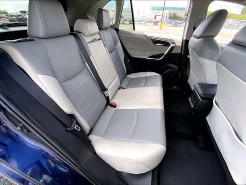 Used 2021 Toyota RAV4 XLE Premium image 19