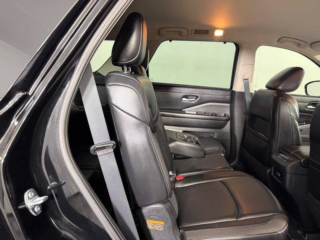 Used 2025 Nissan Pathfinder SL FWD image 17
