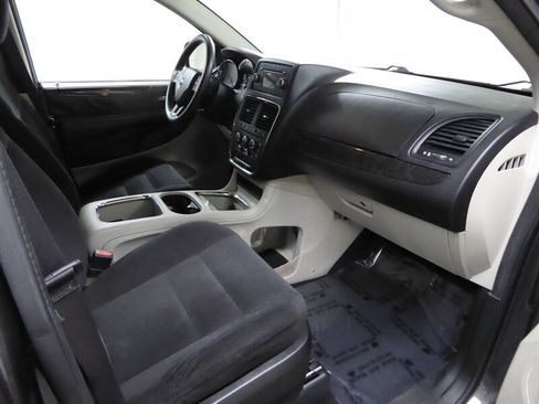 Used 2016 Dodge Grand Caravan SXT image 21
