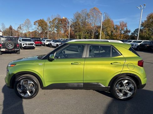 Used 2024 Hyundai Venue SEL image 2