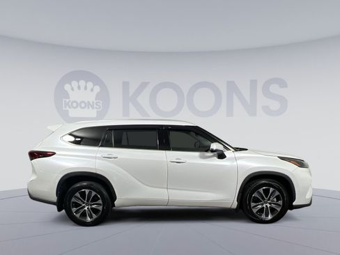 Used 2022 Toyota Highlander XLE AWD/4WD image 12