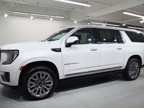 Used 2023 GMC Yukon XL Denali Ultimate AWD/4WD image 3