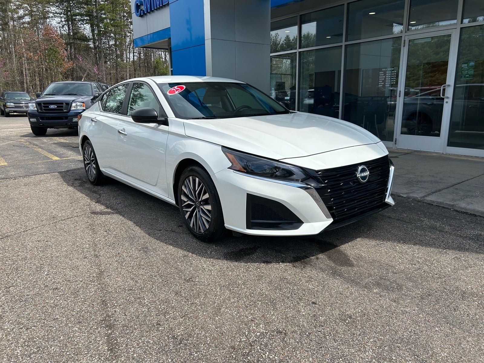 Used 2025 Nissan Altima 2.5 SV FWD image 1