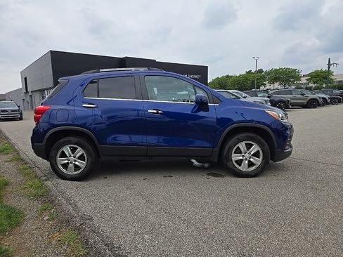 Used 2017 Chevrolet Trax LT w/ LT Convenience Package AWD/4WD image 2
