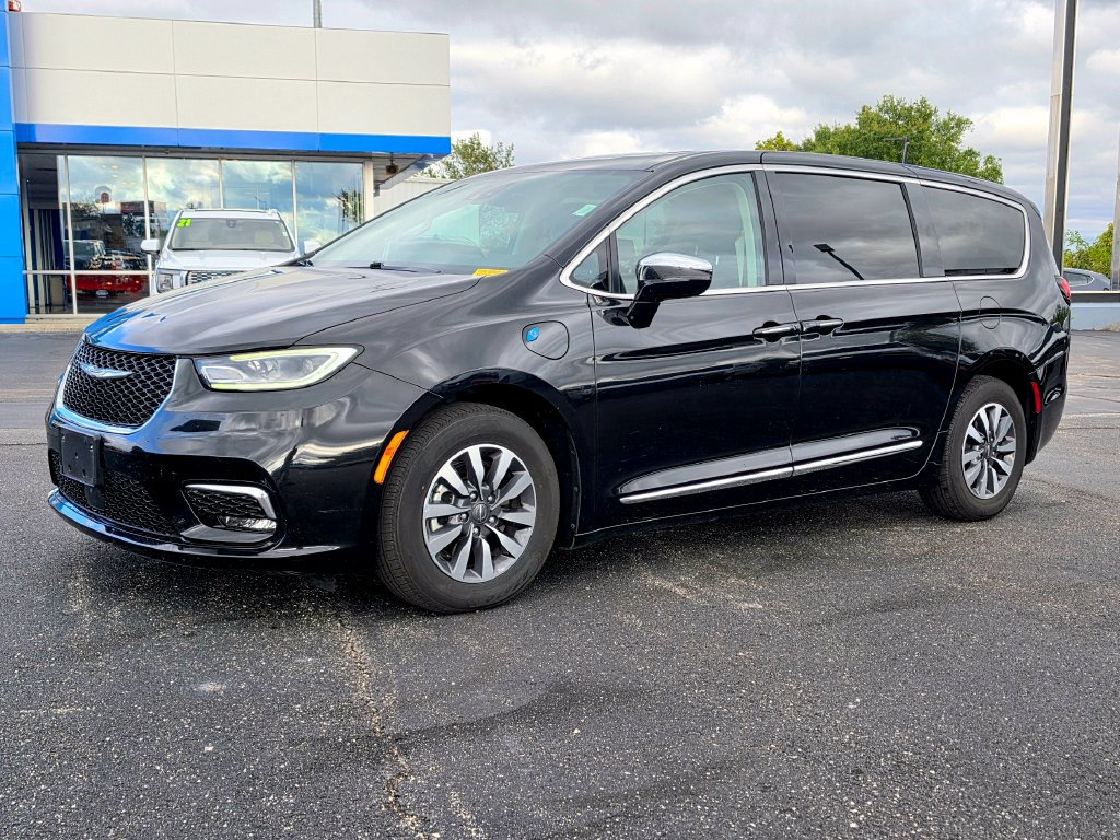 Used 2023 Chrysler Pacifica Limited FWD image 2