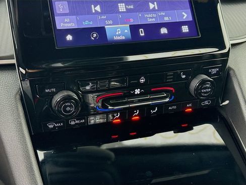 Used 2024 Jeep Grand Cherokee Altitude image 15