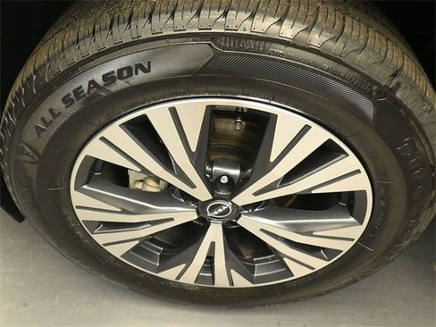 Used 2023 Nissan Rogue SV image 14