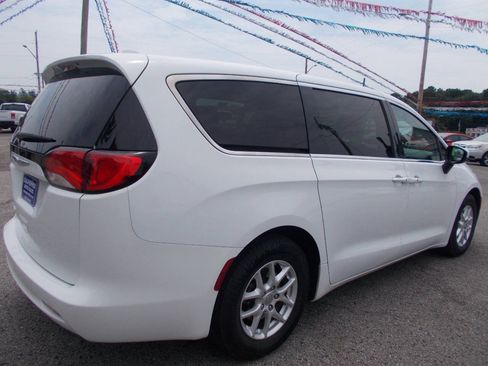 Used 2017 Chrysler Pacifica Touring FWD image 3