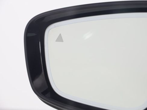 Used 2022 BMW 750i xDrive w/ M Sport Package image 32