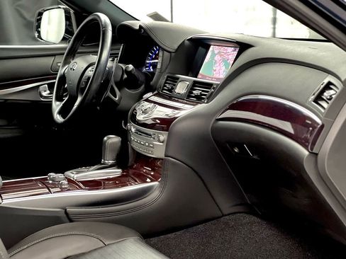 Used 2019 INFINITI Q70 Luxe image 21