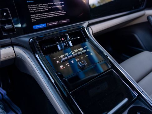 Certified 2025 Porsche Panamera image 29