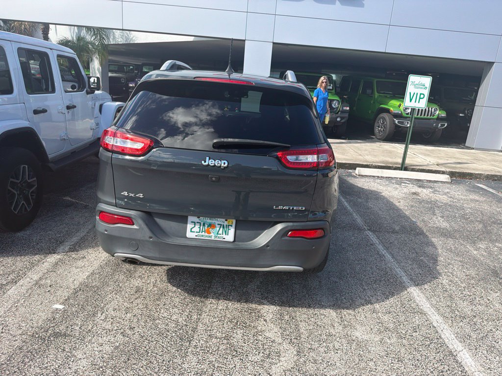 Used 2018 Jeep Cherokee Limited AWD/4WD image 7
