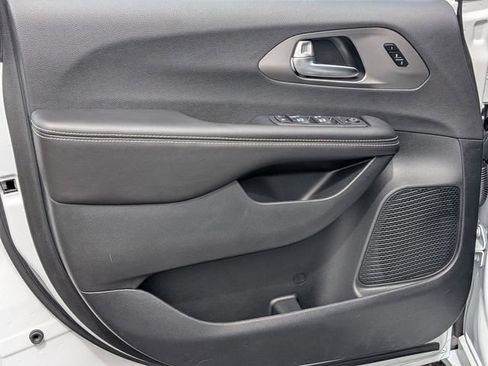 New 2027 Chrysler Pacifica Select FWD image 14