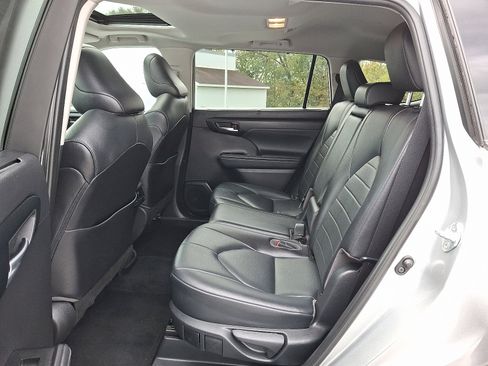 Certified 2021 Toyota Highlander XLE image 12