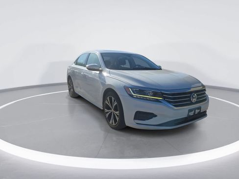 Used 2021 Volkswagen Passat 2.0T SE FWD image 2