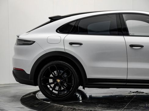 Used 2022 Porsche Cayenne Turbo image 19