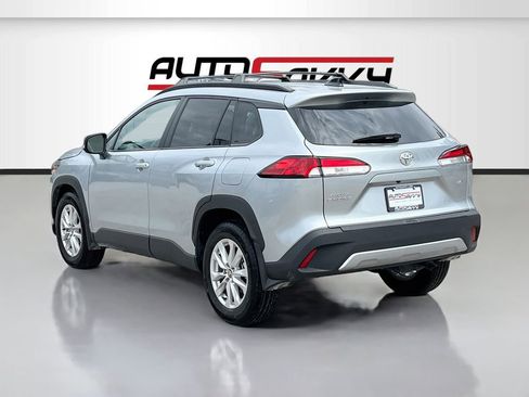 Used 2025 Toyota Corolla Cross LE FWD image 5