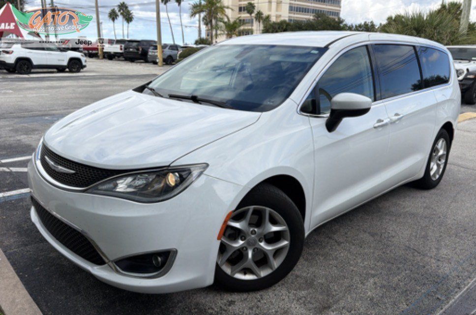 Used 2017 Chrysler Pacifica Touring Plus w/ Tire & Wheel Group FWD image 1