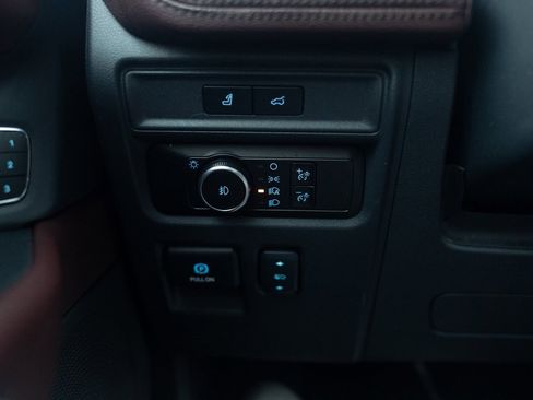 Used 2024 Ford Expedition Limited image 13